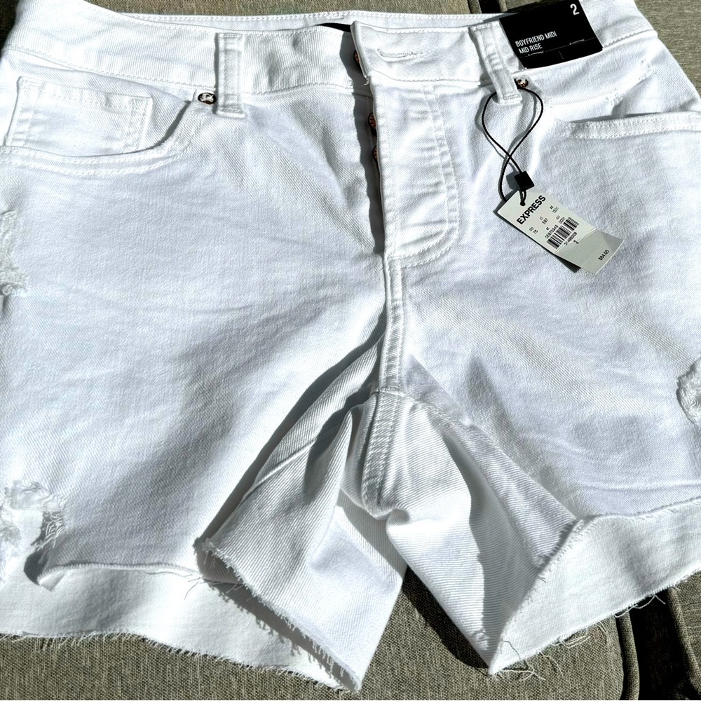 Express women’s NWT button fly mid rise boyfriend jean shorts - size 2
